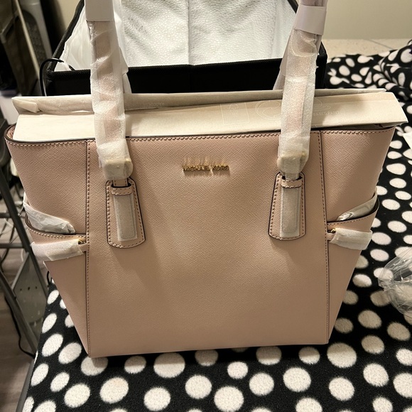 NWT- Large Michael Kors Blush Pink Tote Bag. Comes with a Dust bag and gift box - Picture 3 of 6